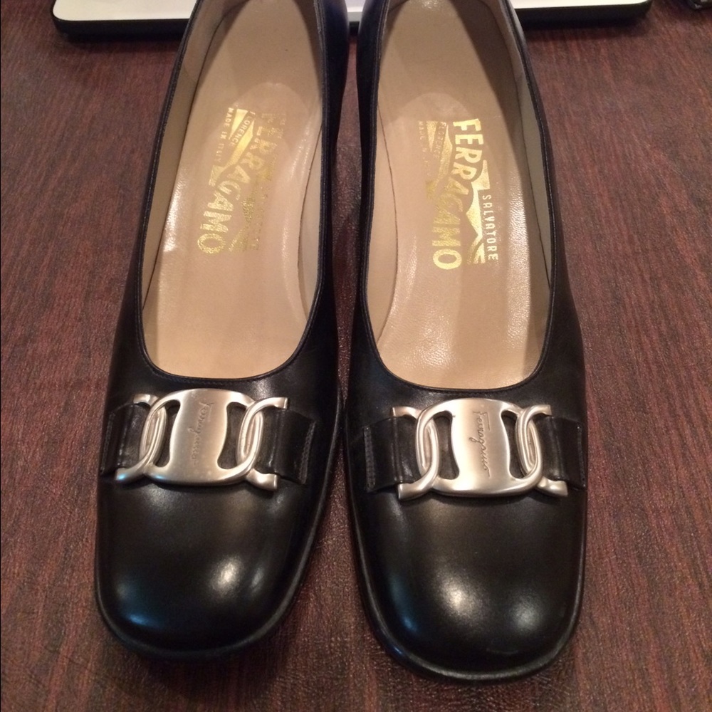 Black Salvatore ferragamo pumps